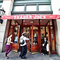 アメリカ旅は人気スーパートレーダージョーズへ