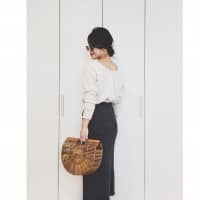 さり気ない色っぽさは“後ろ姿”から。今季注目“背中開きトップス”旬の着こなしを✔