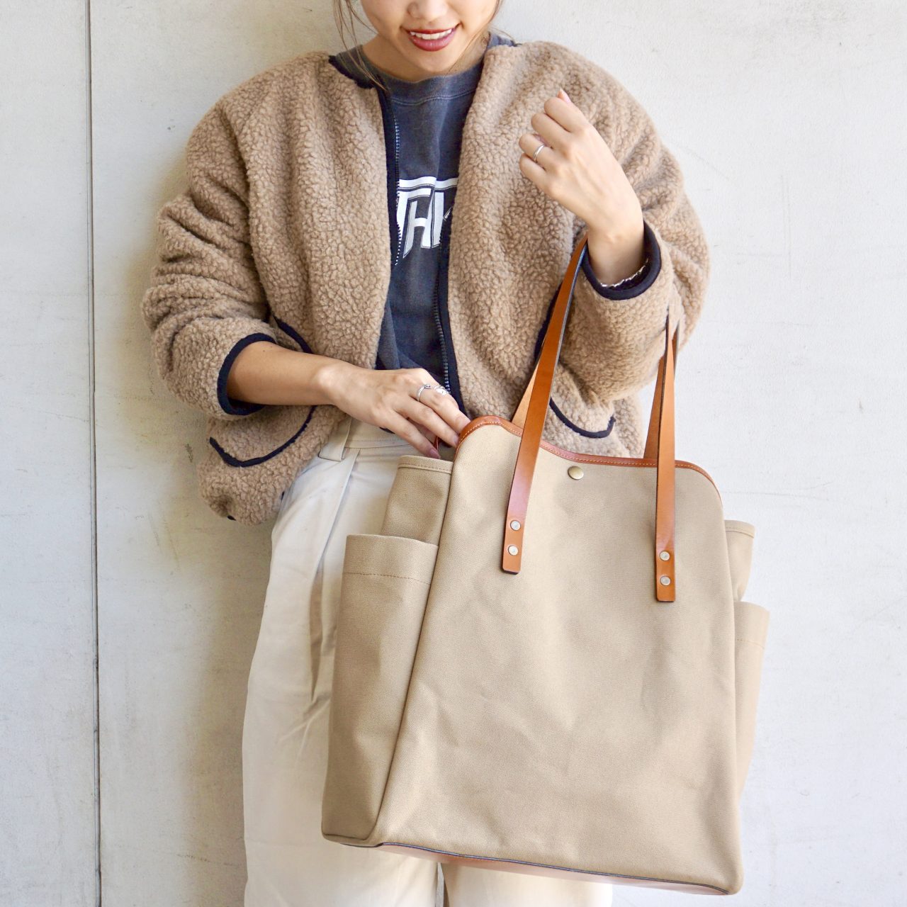 気品漂うトートバッグでお出かけシーンがお洒落