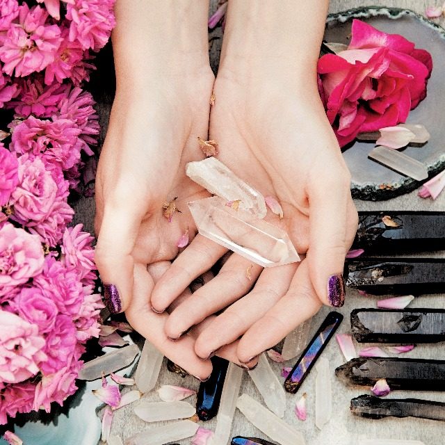 人気が加熱するクリスタル美容の最新事情