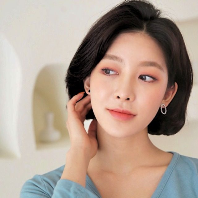 頬骨の悪目立ちを解消する簡単整形級メイク