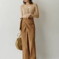 取り入れやすくて“即こなれ見え”。ひとさじの【ちょっぴりサファリ】で大人シックな夏コーデ