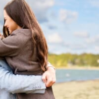 彼を「ムラっとさせるハグのコツ」