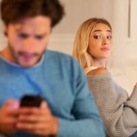 男性が浮気を隠すための怪しい行動